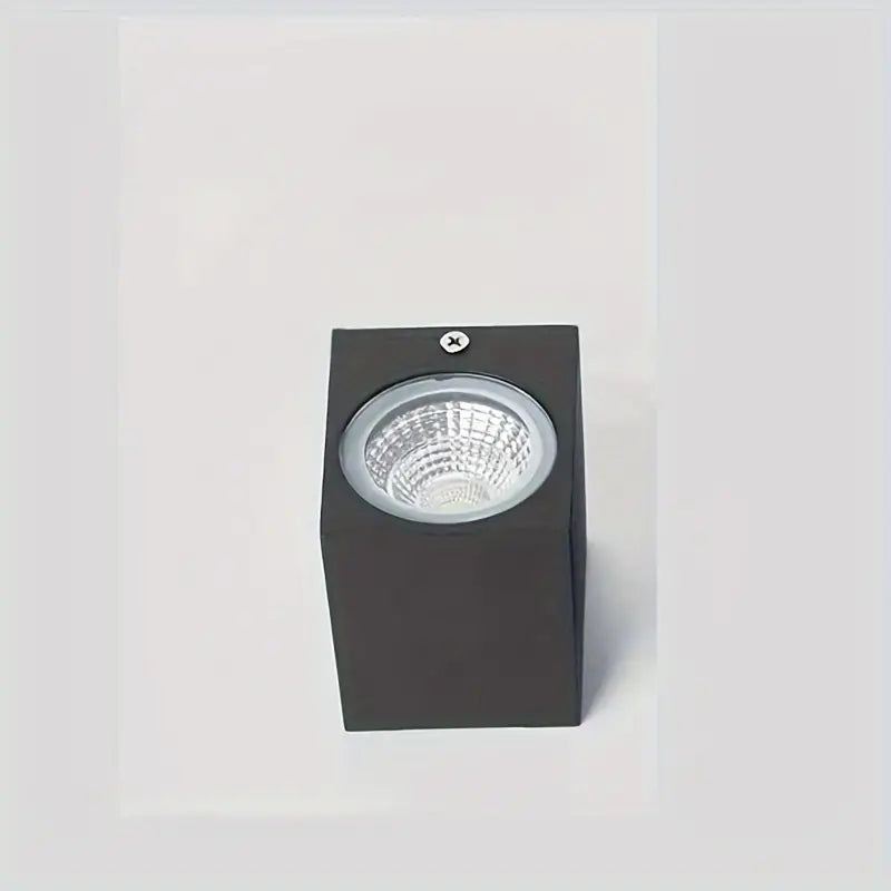 Minimalistická nástenná lampa s jemným osvetlením