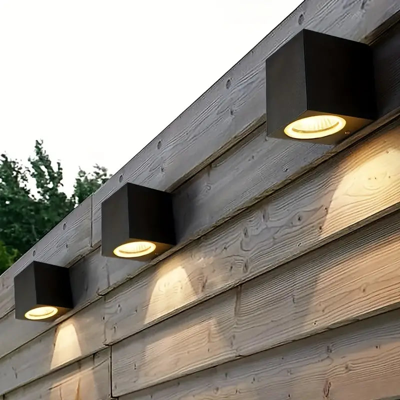 Minimalistická nástenná lampa s jemným osvetlením