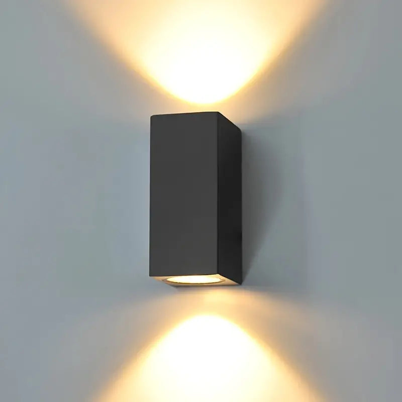 Minimalistická nástenná lampa s jemným osvetlením