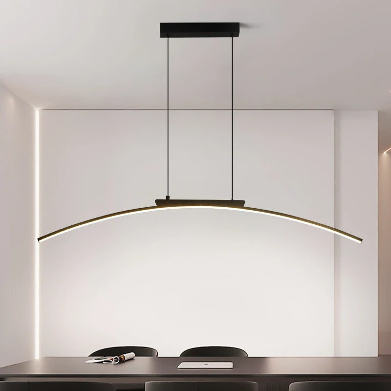 Moderná lampa v tvare poloblúku
