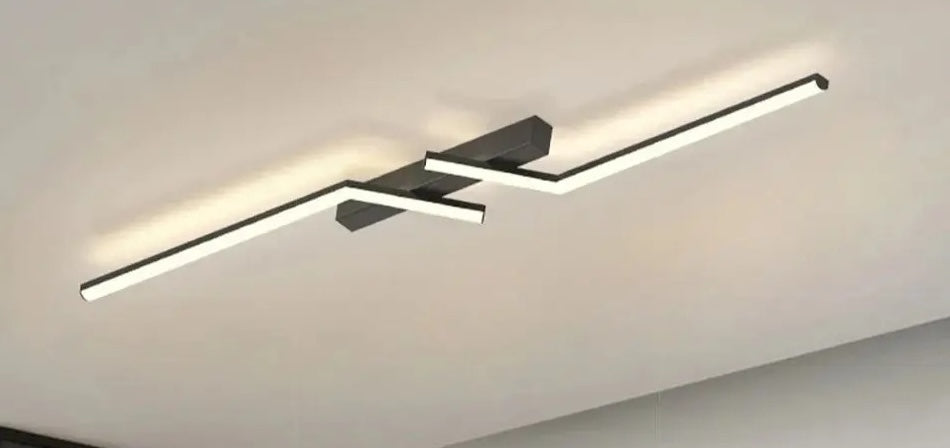 Moderné stropné osvetlenie s geometrickým dizajnom