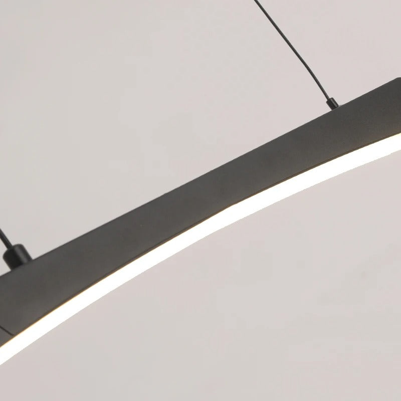 Moderná lampa v tvare poloblúku