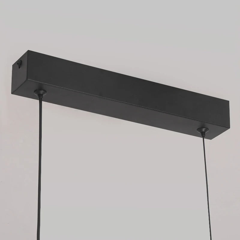 Moderná lampa v tvare poloblúku