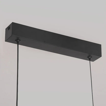 Moderná lampa v tvare poloblúku