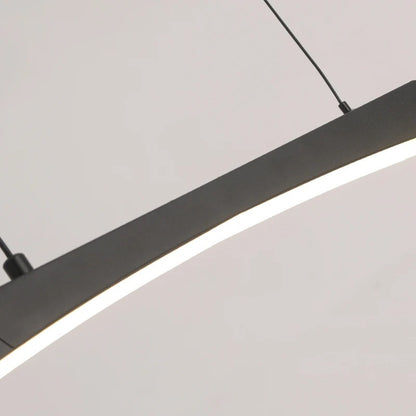 Moderná lampa v tvare poloblúku
